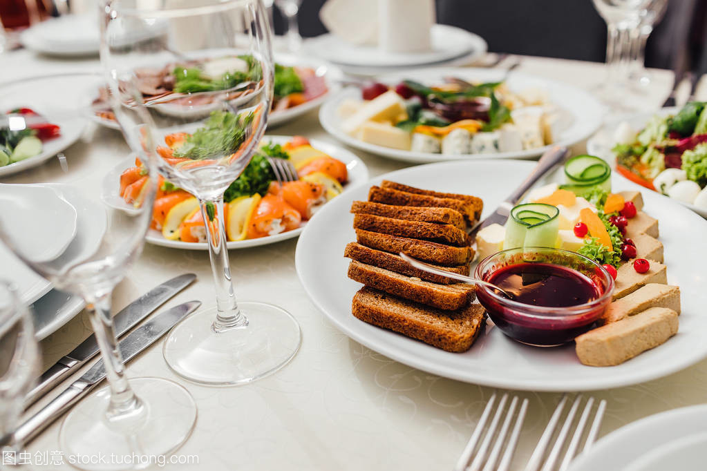 完美聚會(huì)前奏 餐飲服務(wù)、銀器與玻璃高腳杯的精細(xì)準(zhǔn)備